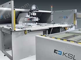 旋转机头 CNC 缝纫设备（缝制范围 1000 x 600 毫米 ― 3000 x 1000 毫米）